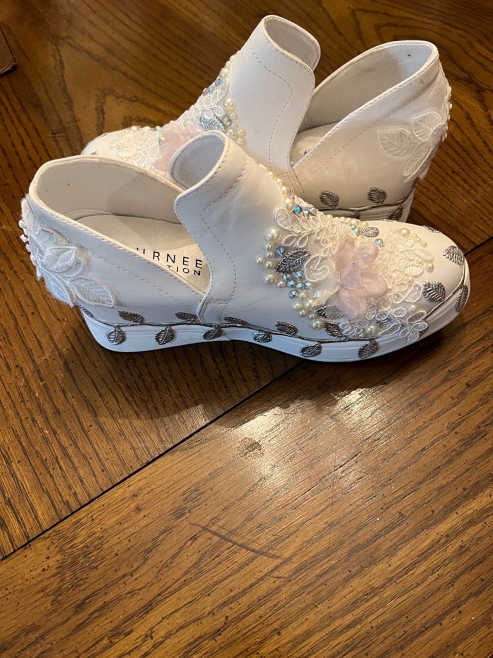 Journee Collection Floral Appliqué Slip-On Shoes, size 8 - Picture 8 of 15